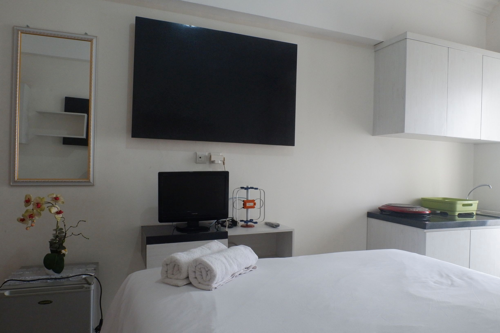 Bedroom 2, Well Appointed Studio at Gunawangsa Merr Apartment By Travelio, Surabaya