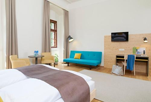 Room with Queen Bed