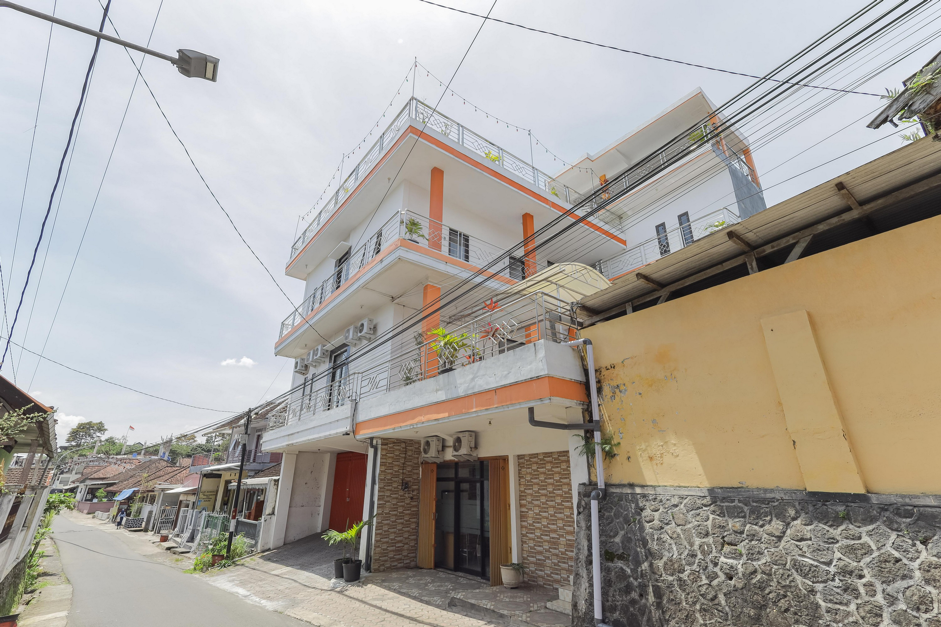 Exterior & Views 2, Urbanview Srikandi Family Residence, Malang