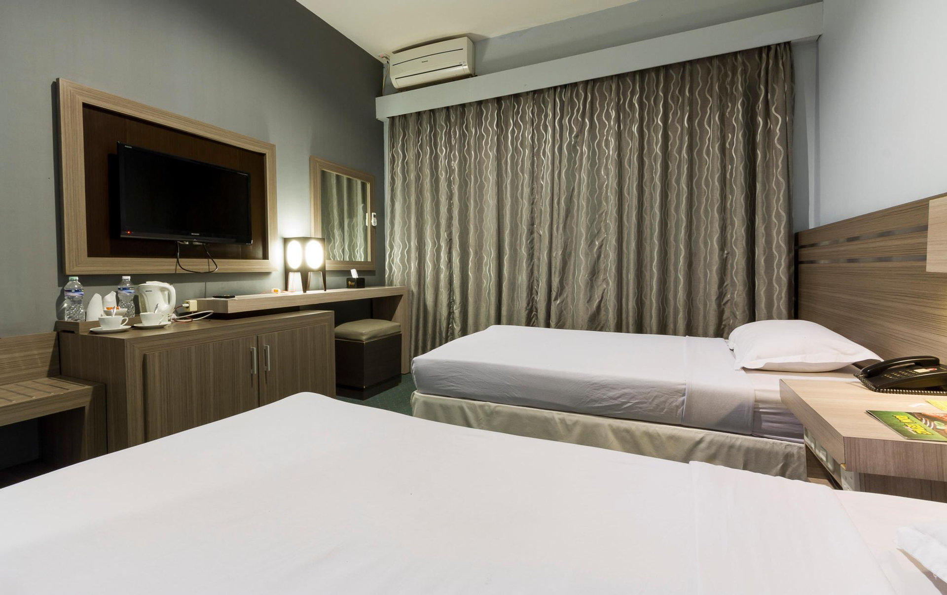 Bedroom 2, Royal Denai View Hotel, Bukittinggi