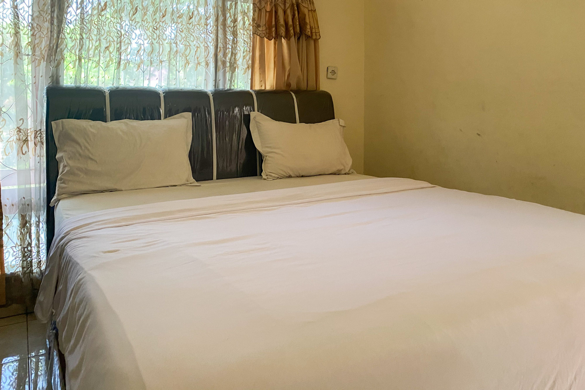 Bedroom 1, RedDoorz @ Samuel Homestay Pematangsiantar, Pematangsiantar
