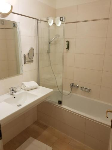 Bathroom, Hotel-Restaurant Minichmayr, Steyr