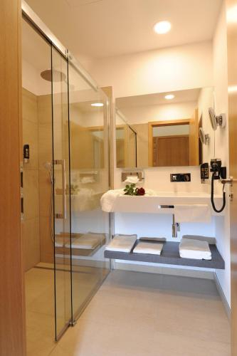 Bathroom 2, Landgasthof Karolinenhohe, Lichtenfels