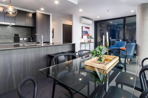 Others 2, Spacious 3-bed Philip Apartment with Views, Phillip