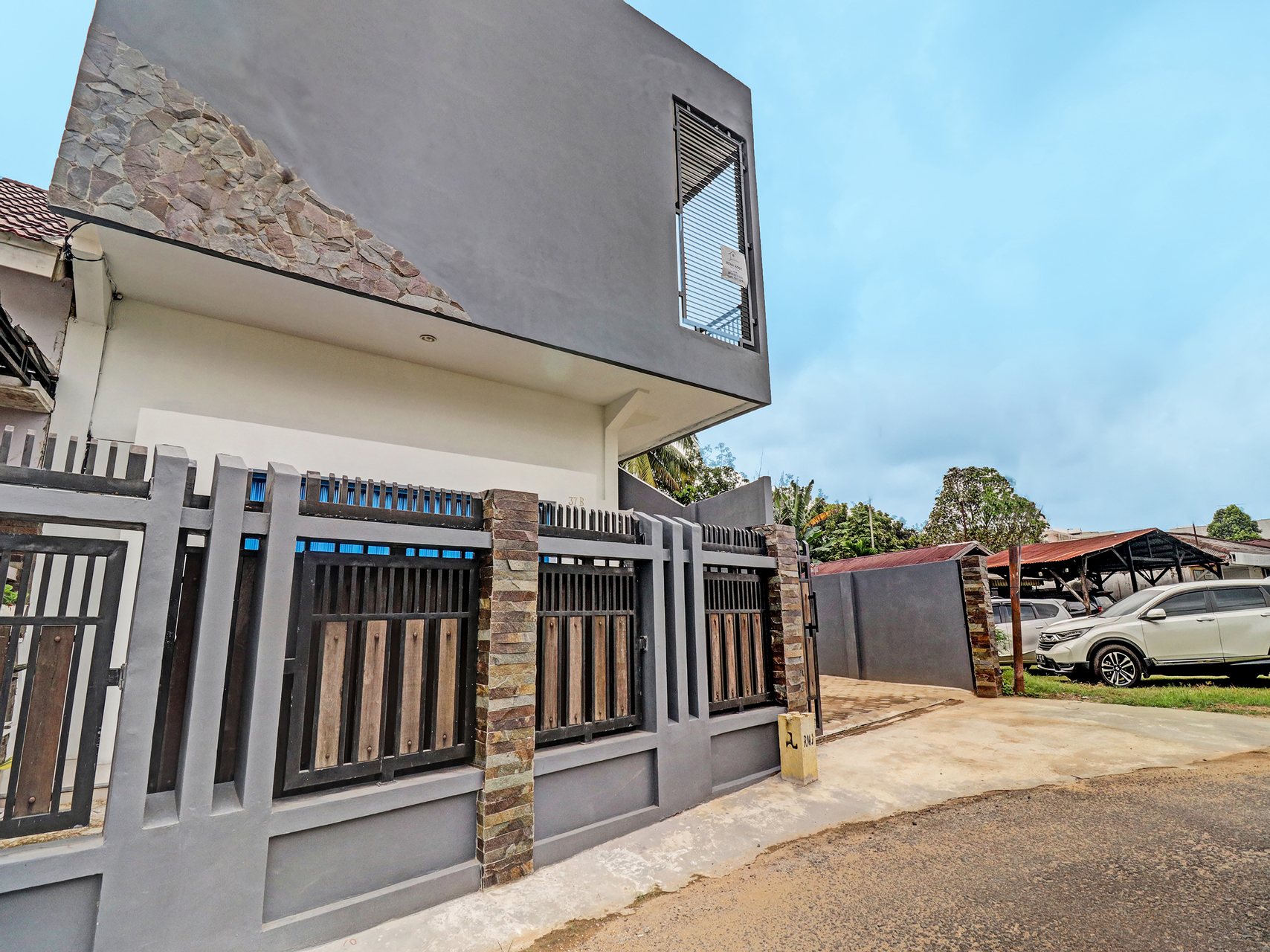 Exterior & Views 2, OYO 92057 Reny Kost Syariah, Jambi
