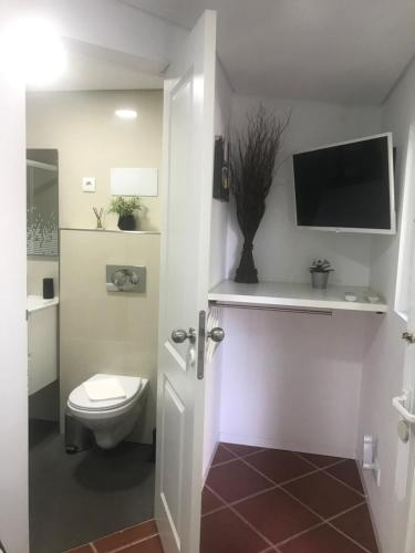 Bathroom 1, O Patio, Sesimbra