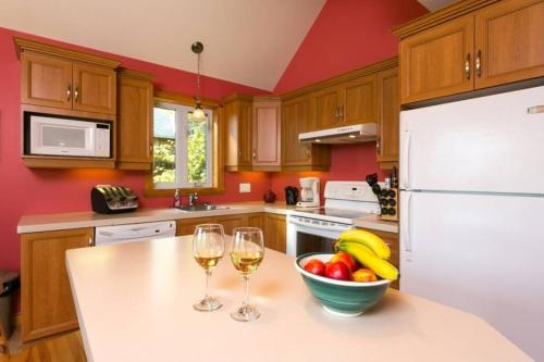 Kitchen 5, Le Tres-Chic - SPA, billard, souvenirs, Charlevoix