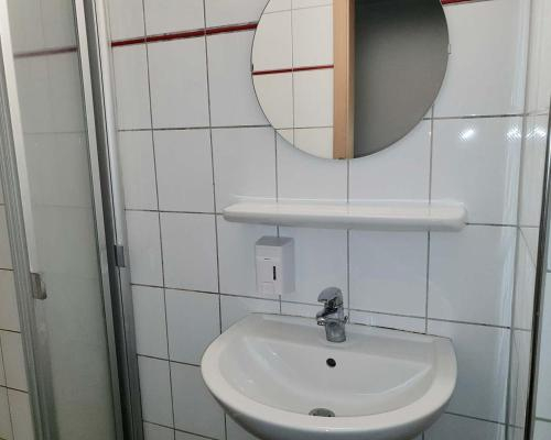 Bathroom 2, ZIMMERzuVERMIETEN in Balsthal Solothurn, Thal