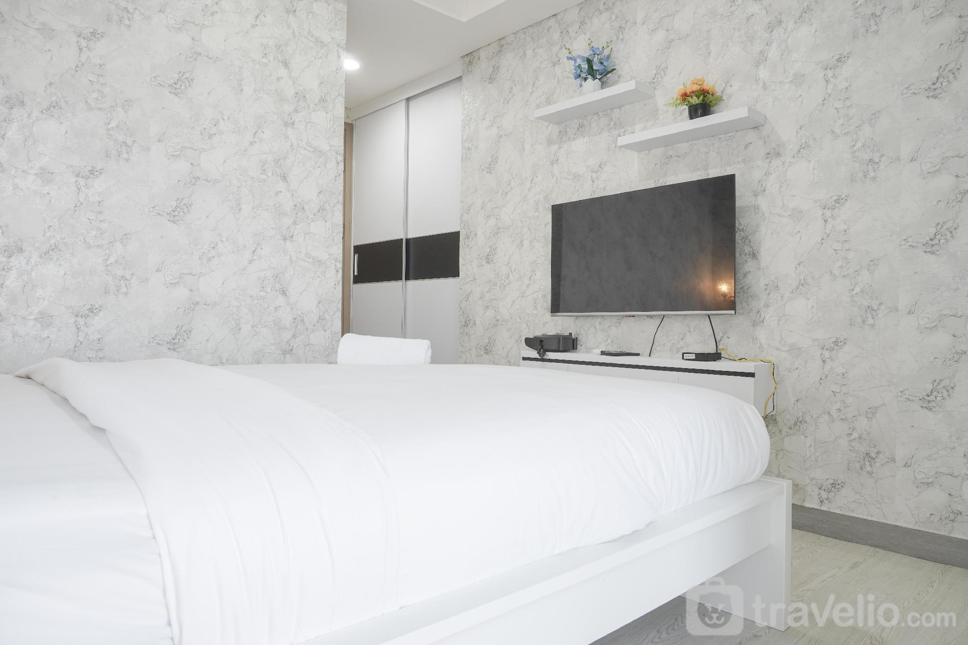 3, Warm Elegant 1BR Gold Coast Apartment By Travelio, North Jakarta