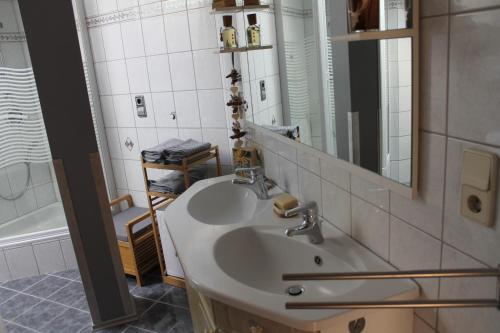 Bathroom 5, Stadtappartment Penthouse mit privatem Seezugang am Millstatter See, Spittal an der Drau