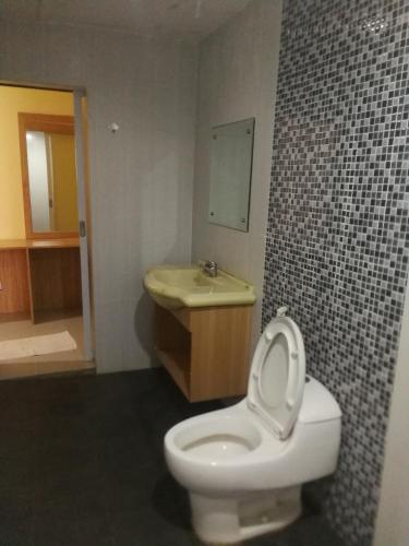 Bathroom, Hotel Mayang Sari 1, Jambi