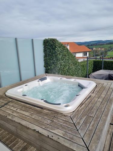 Hot tub 3, V&A Home, La Glâne