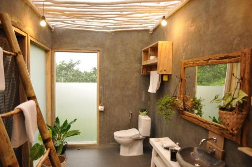 Bathroom 5, Manulalu Jungle, Ngada