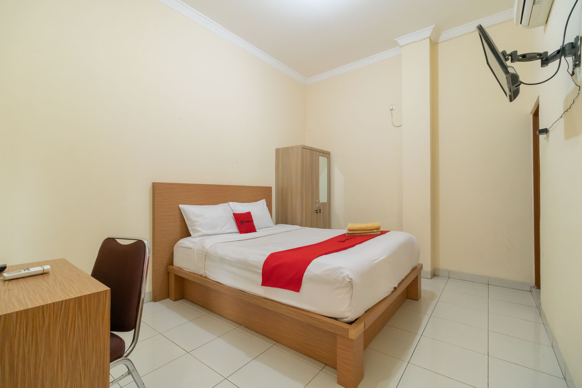 Bedroom 3, RedDoorz @ Jalan Kolonel Haji Burlian Palembang 2, Palembang
