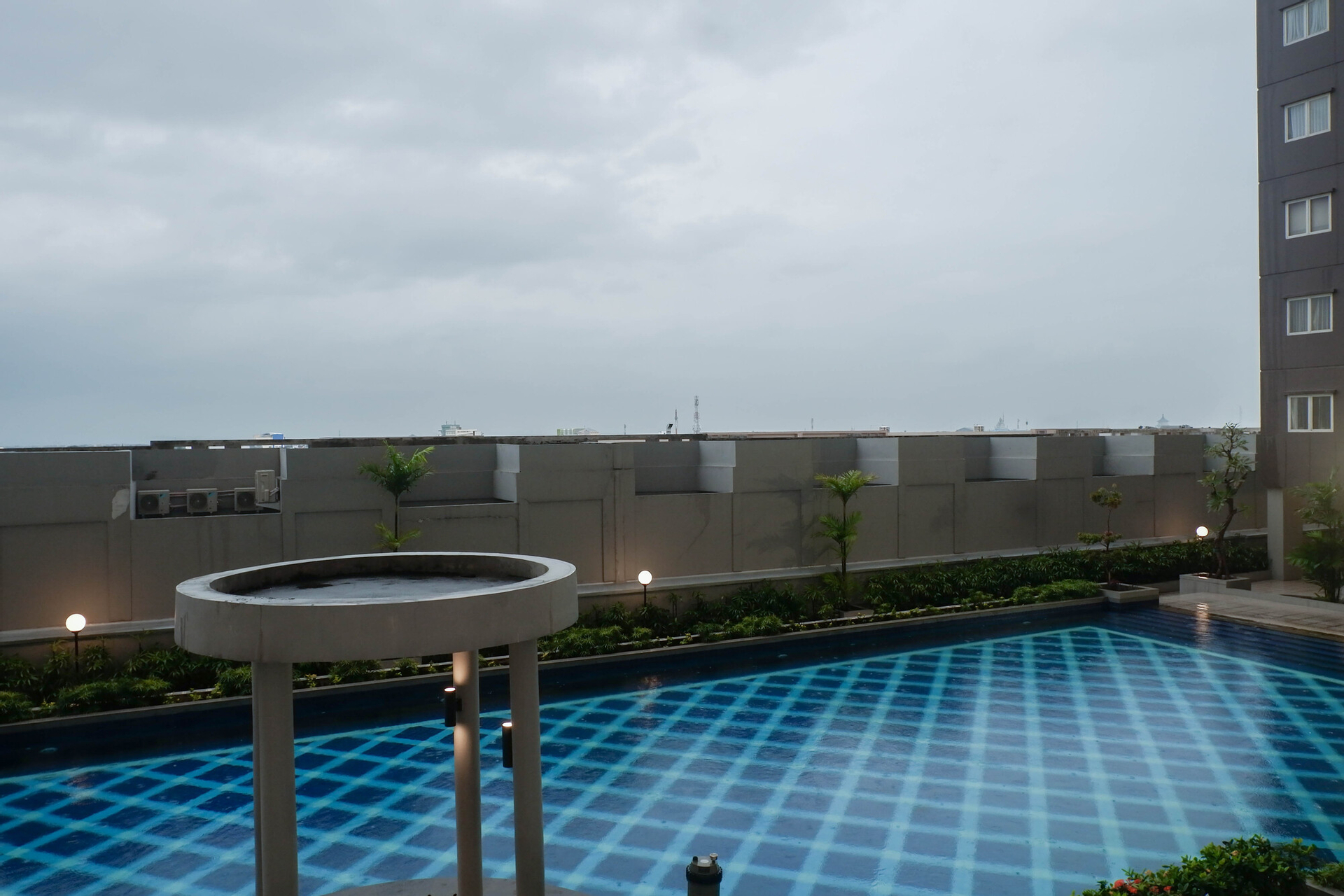 Sport & Beauty, Best Price Pool View 2BR Apartment at Puncak Dharmahusada By Travelio, Surabaya