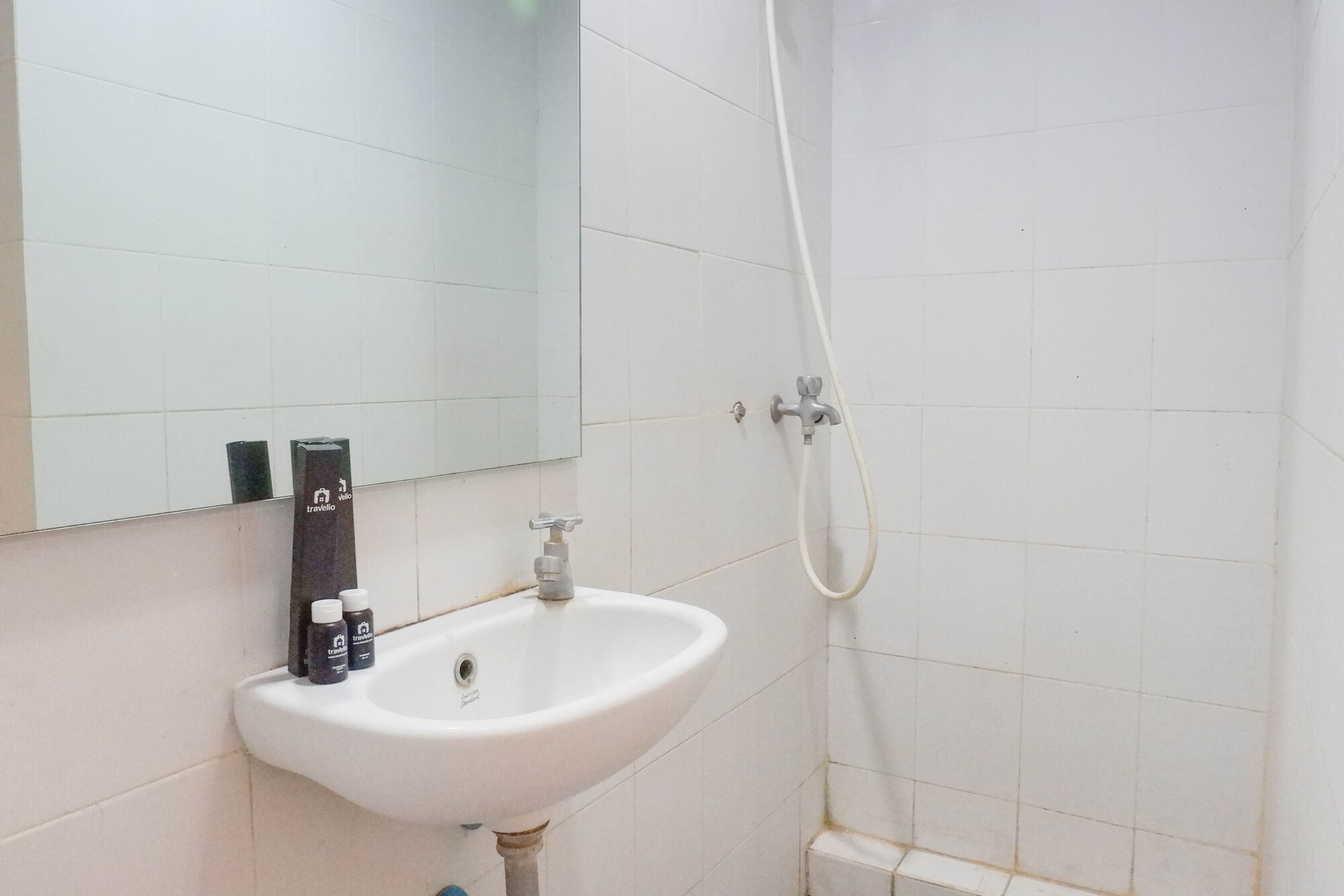 Bathroom 4, Relaxing & Stylish Studio Apartment at Gunawangsa Tidar By Travelio, Surabaya