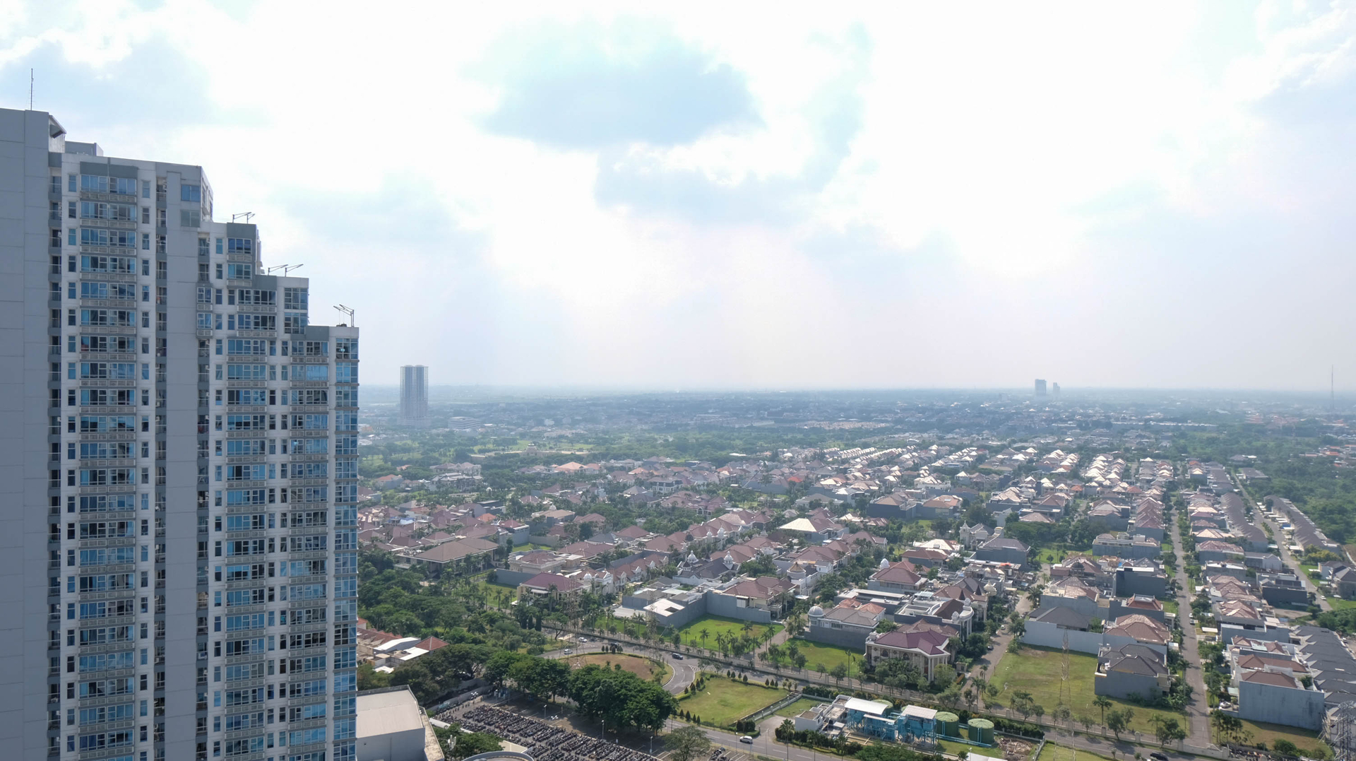 Exterior & Views 4, Comfy and Modern Studio (No Kitchen) at Orchard Supermall Mansion Apartment By Travelio, Surabaya