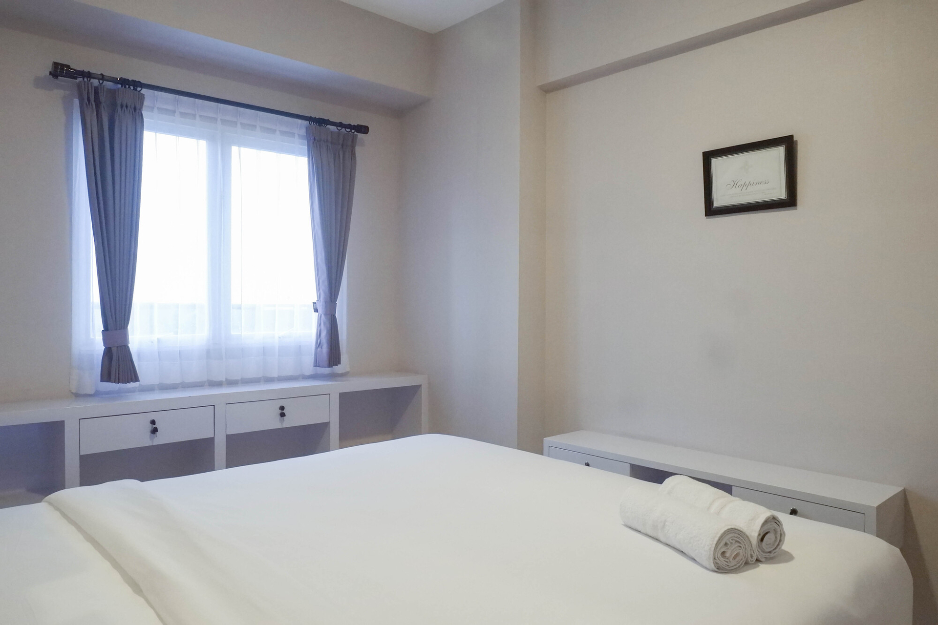 Bedroom 4, Best Price Pool View 2BR Apartment at Puncak Dharmahusada By Travelio, Surabaya
