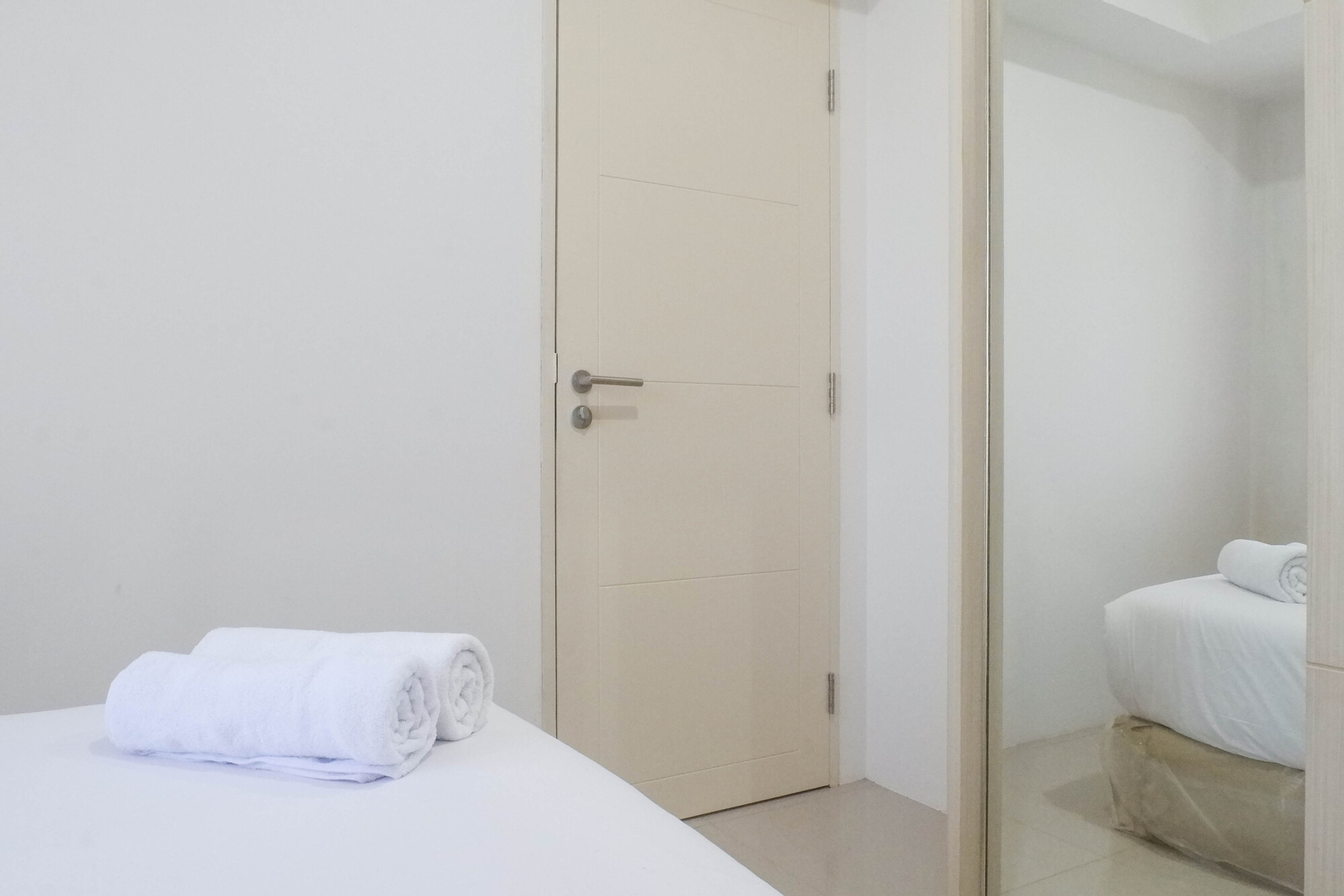Bedroom 3, Relaxing and Serene 2BR Apartment at Tanglin Supermall Mansion By Travelio, Surabaya