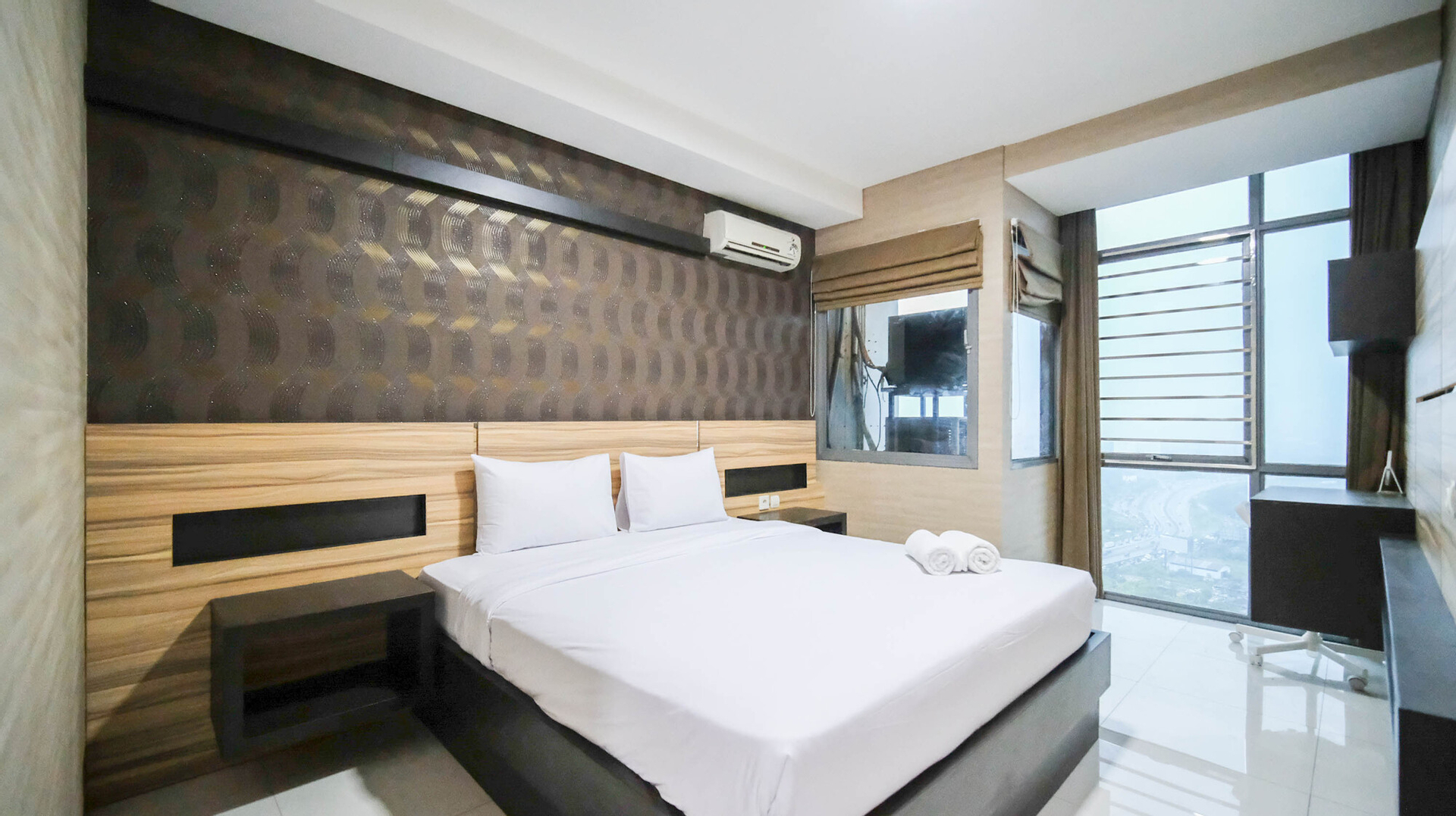 Homey and Cozy Living 2BR Apartment at Aryaduta Residence Surabaya By Travelio, Surabaya