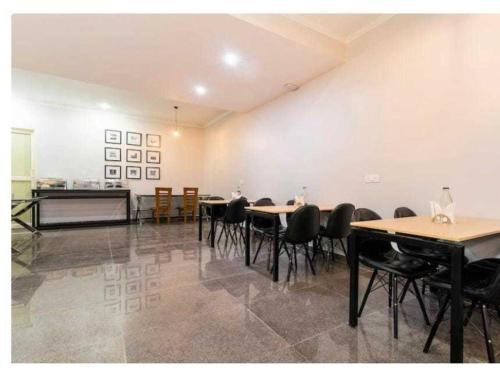 Food & Drinks 2, OYO 93155 Hotel Dream, West