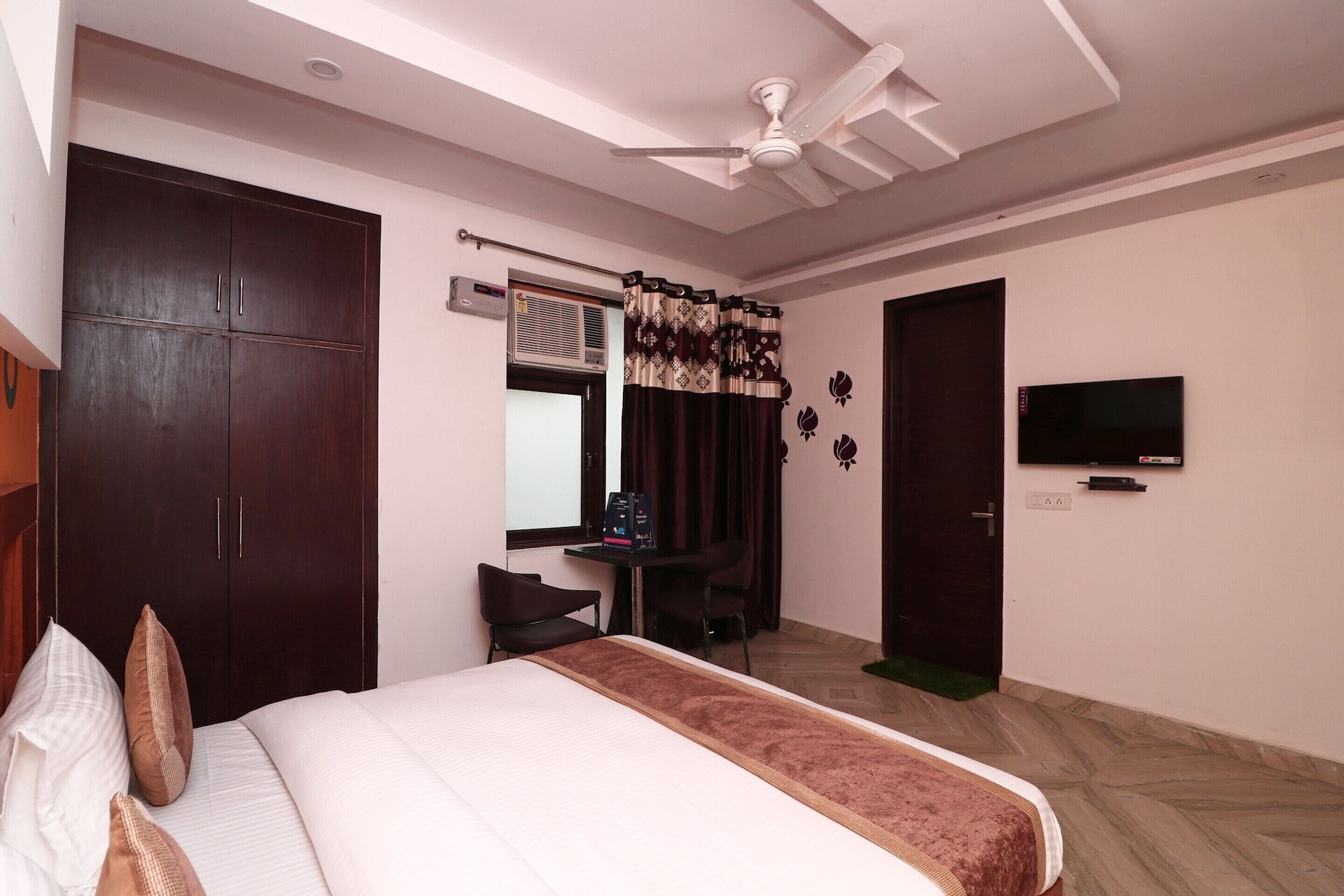 Room 4, OYO 16168 Maira Grand, Faridabad