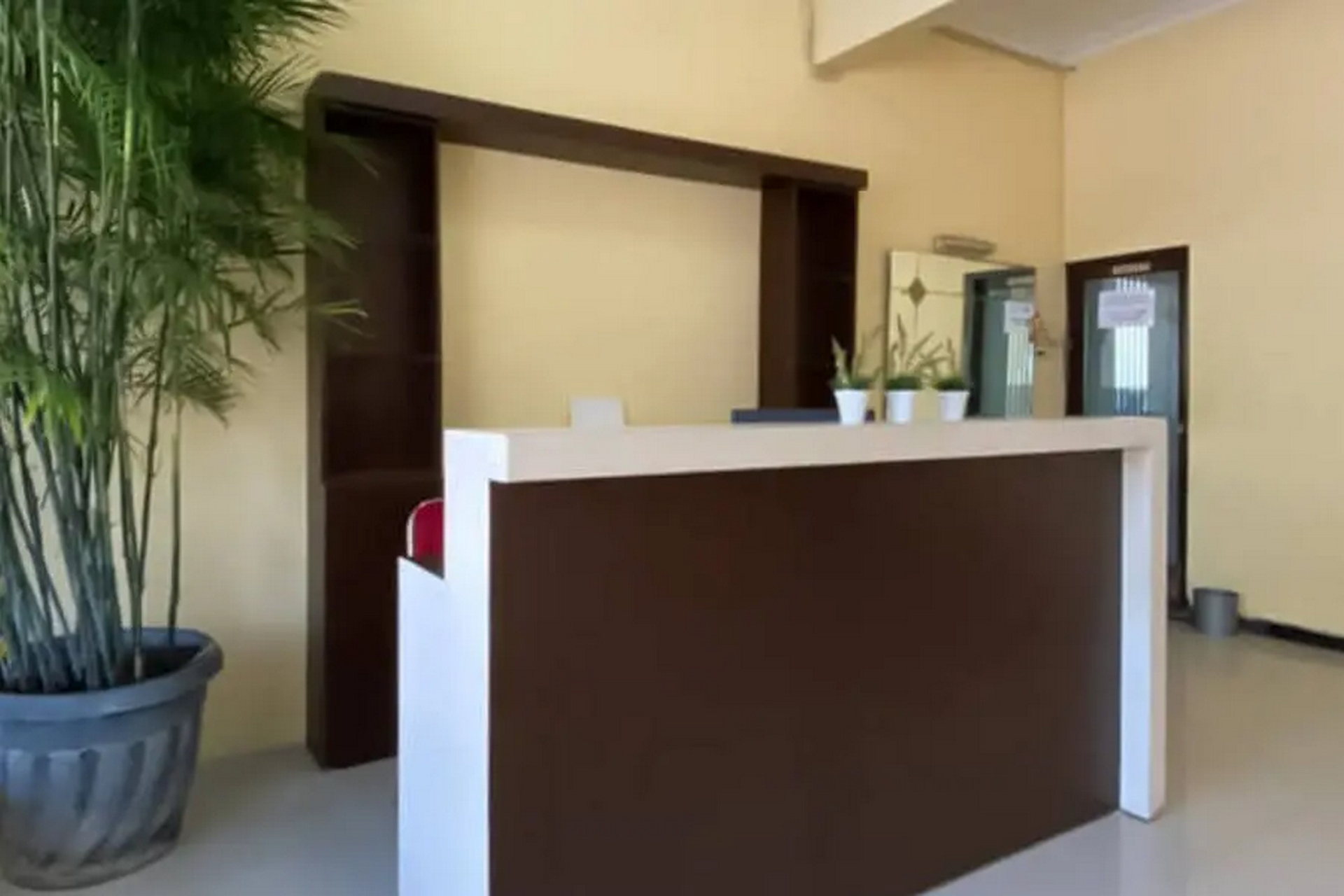 Public Area 4, RedDoorz near Bukit Darmo Golf, Surabaya