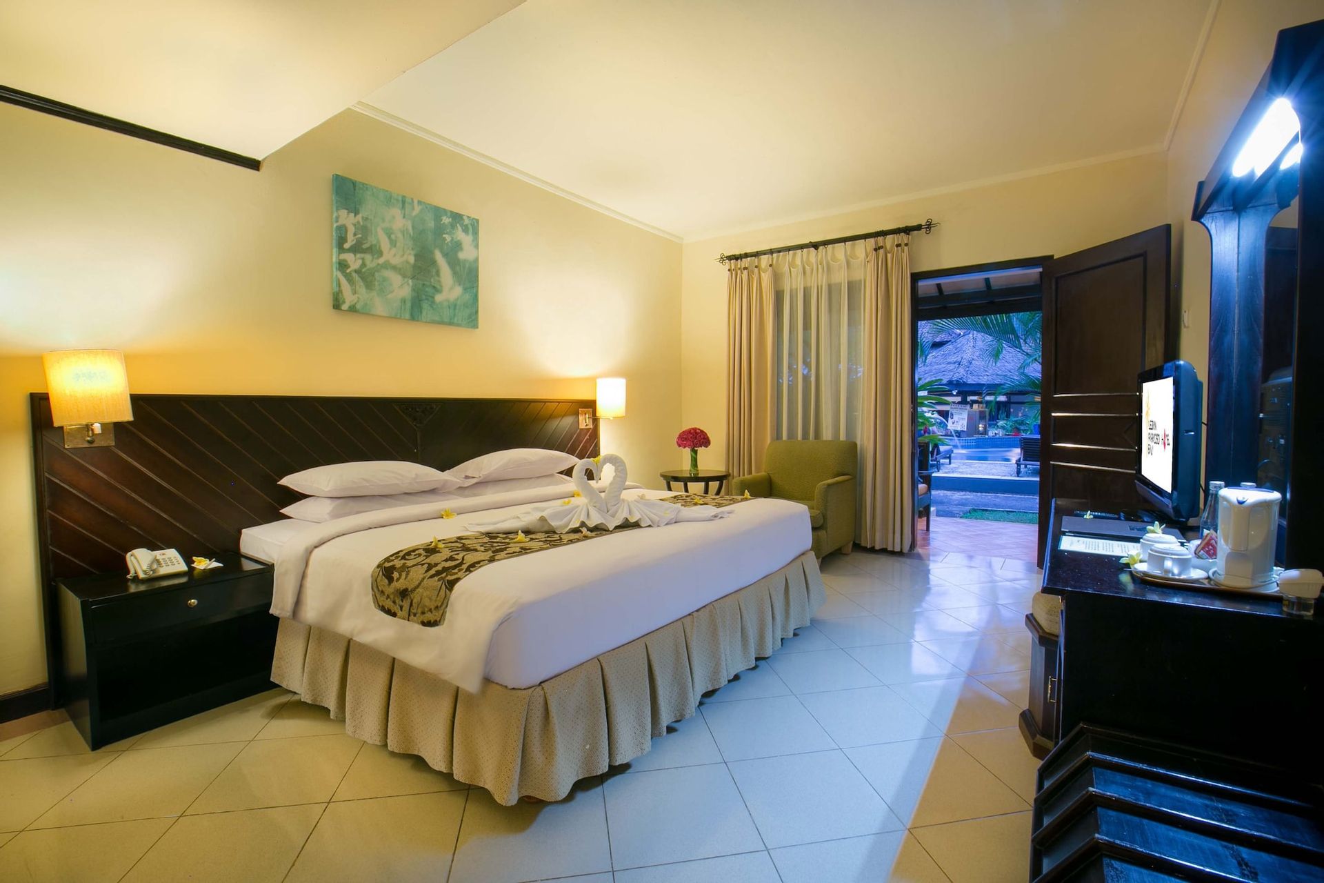 Kamar Deluks Other atau Ranjang Lain - Pemandangan Kolam Renang