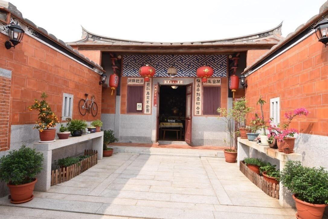 Tomato red classical Homestay, Kinmen