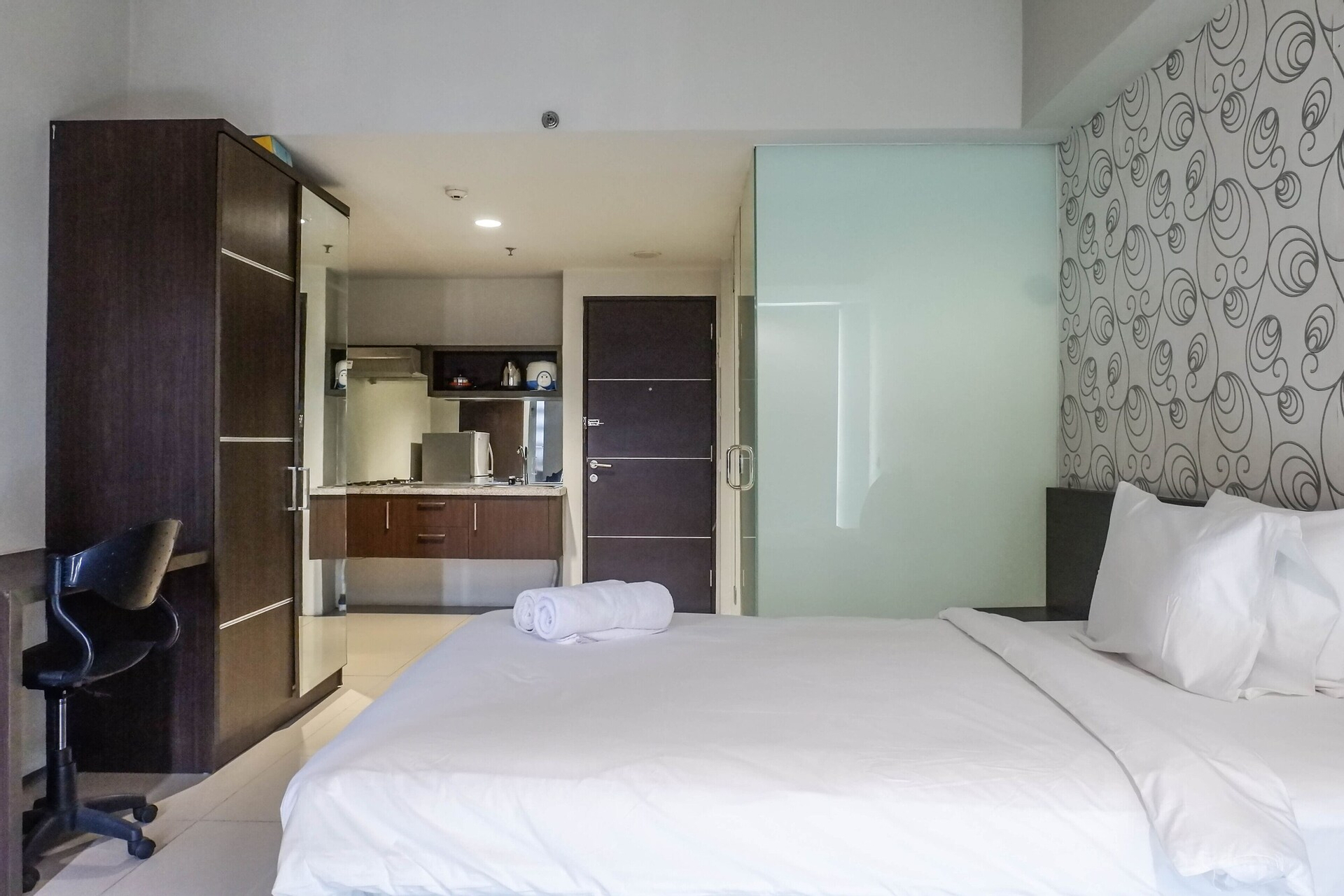 Classic Modern Studio Room Apartment at The Square Surabaya, Surabaya