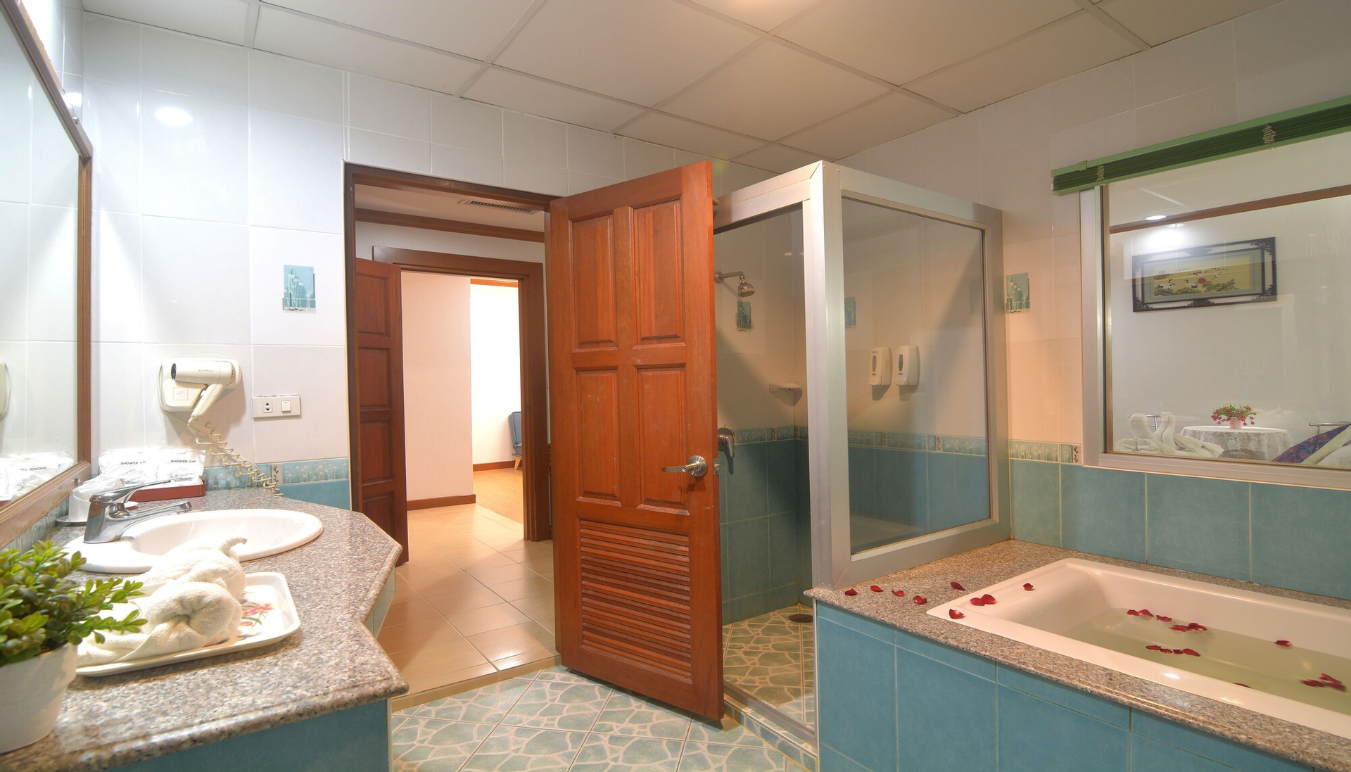 Bedroom 5, Chumphon Gardens Hotel, Muang Chumphon
