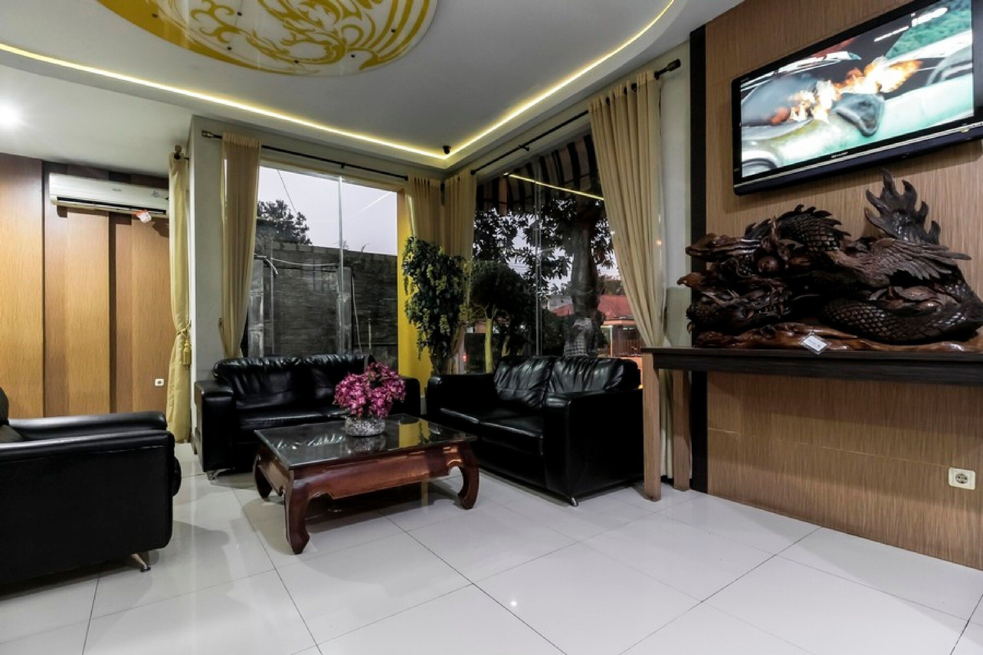 Public Area 3, RedDoorz Plus @ Tuparev Cirebon, Cirebon