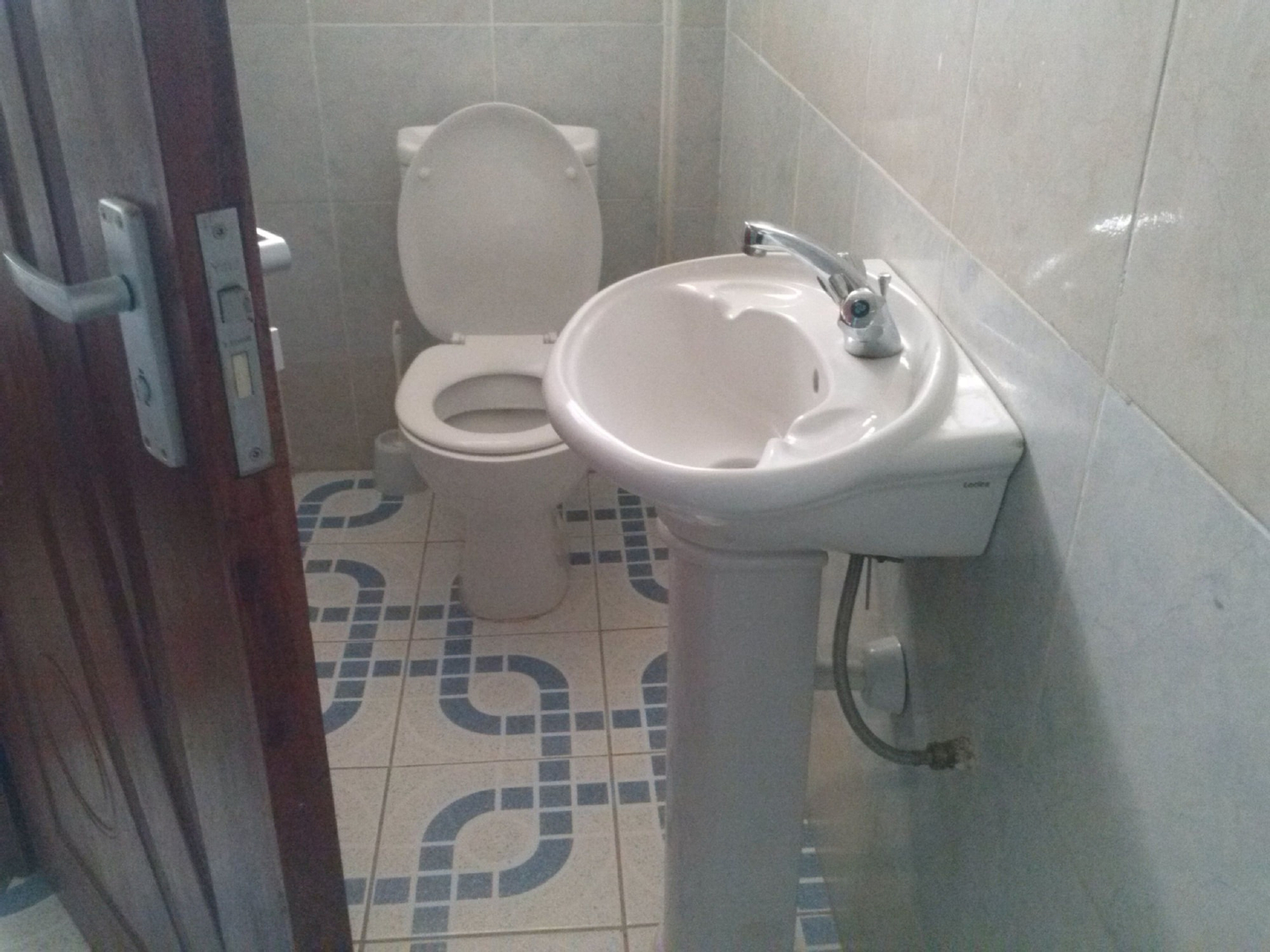 Bathroom 2, Gralins Hotel, Rarieda