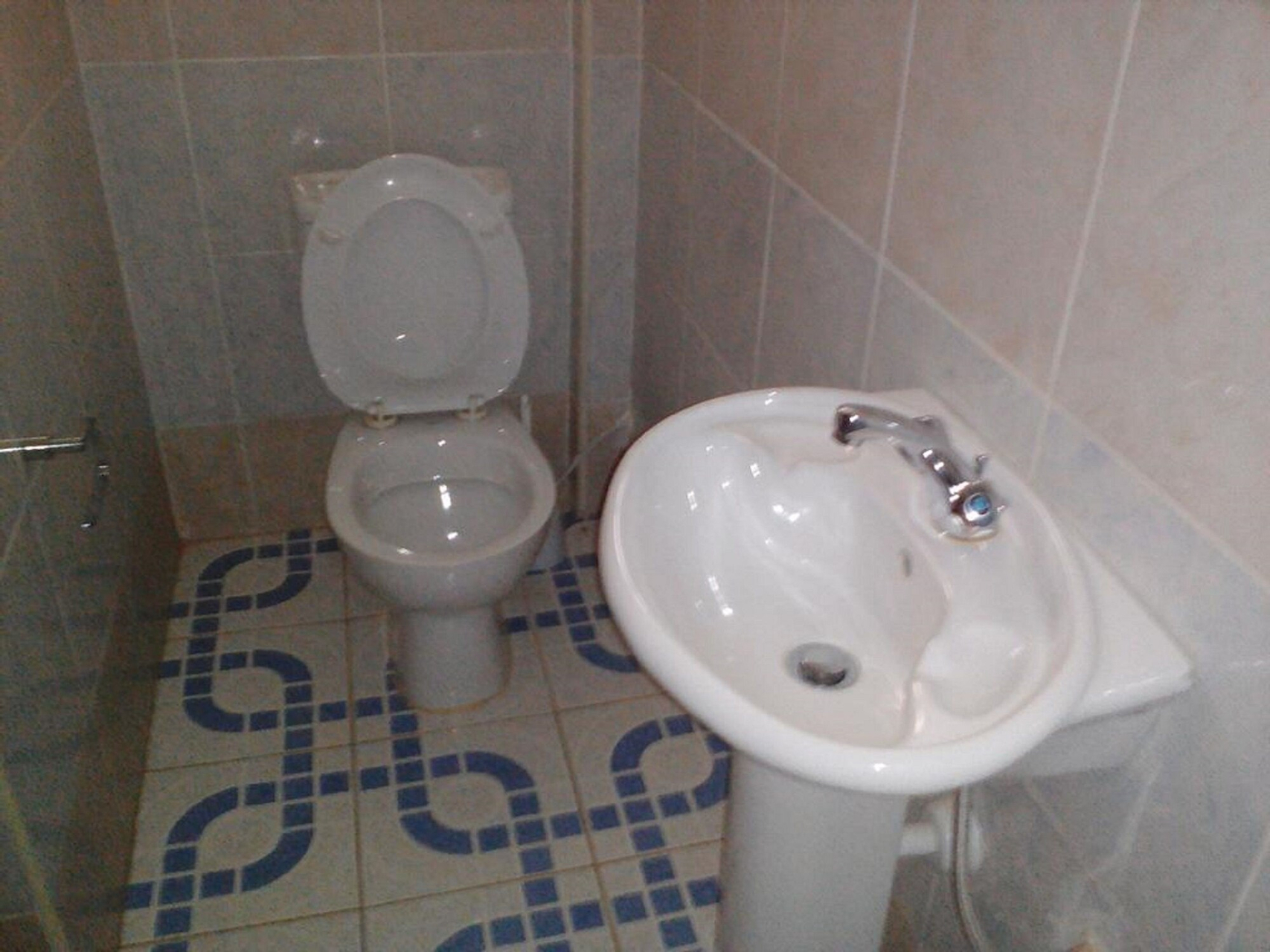 Bathroom 1, Gralins Hotel, Rarieda