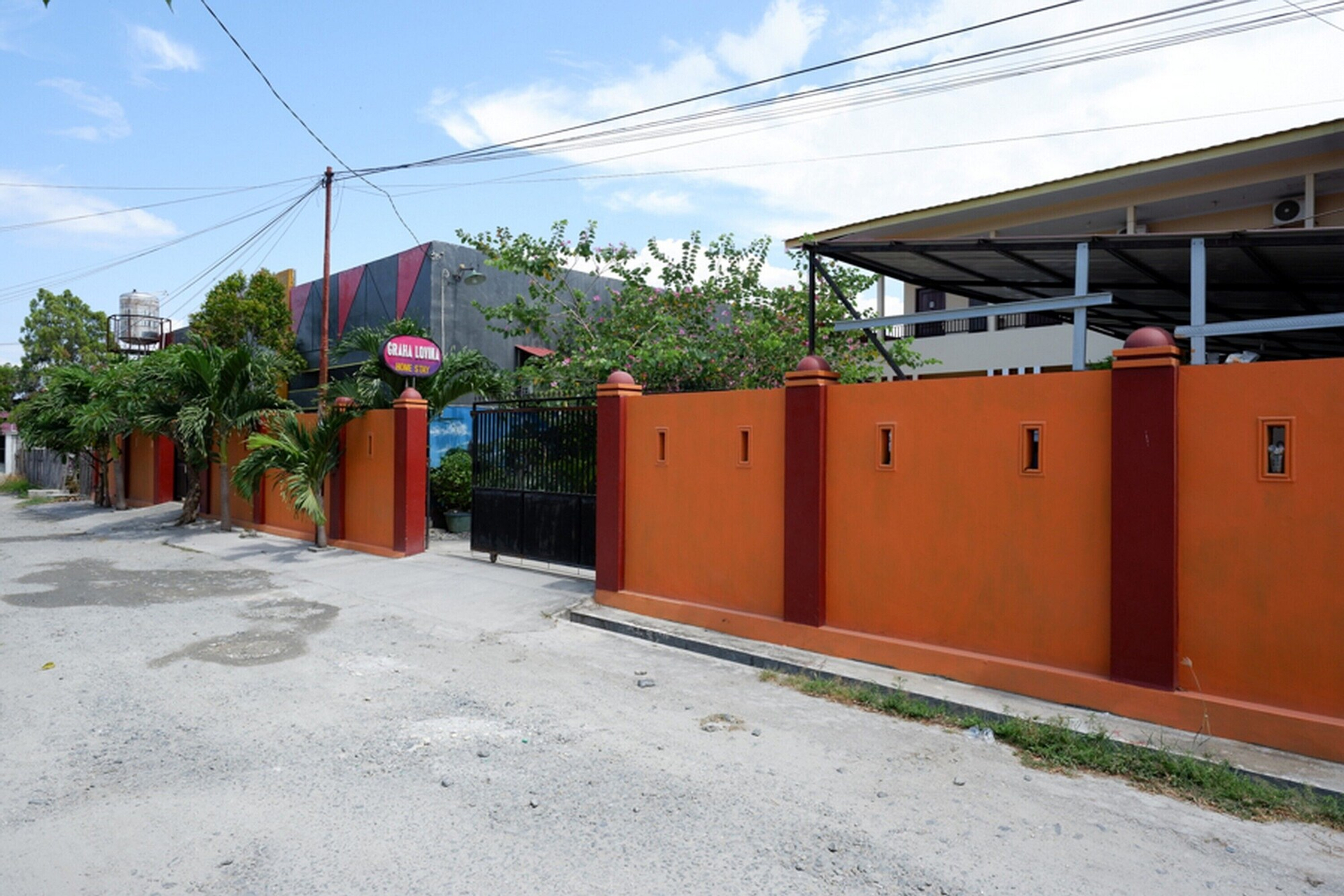 Exterior & Views 2, RedDoorz near Mutiara SIS Al Jufrie Airport Palu, Palu