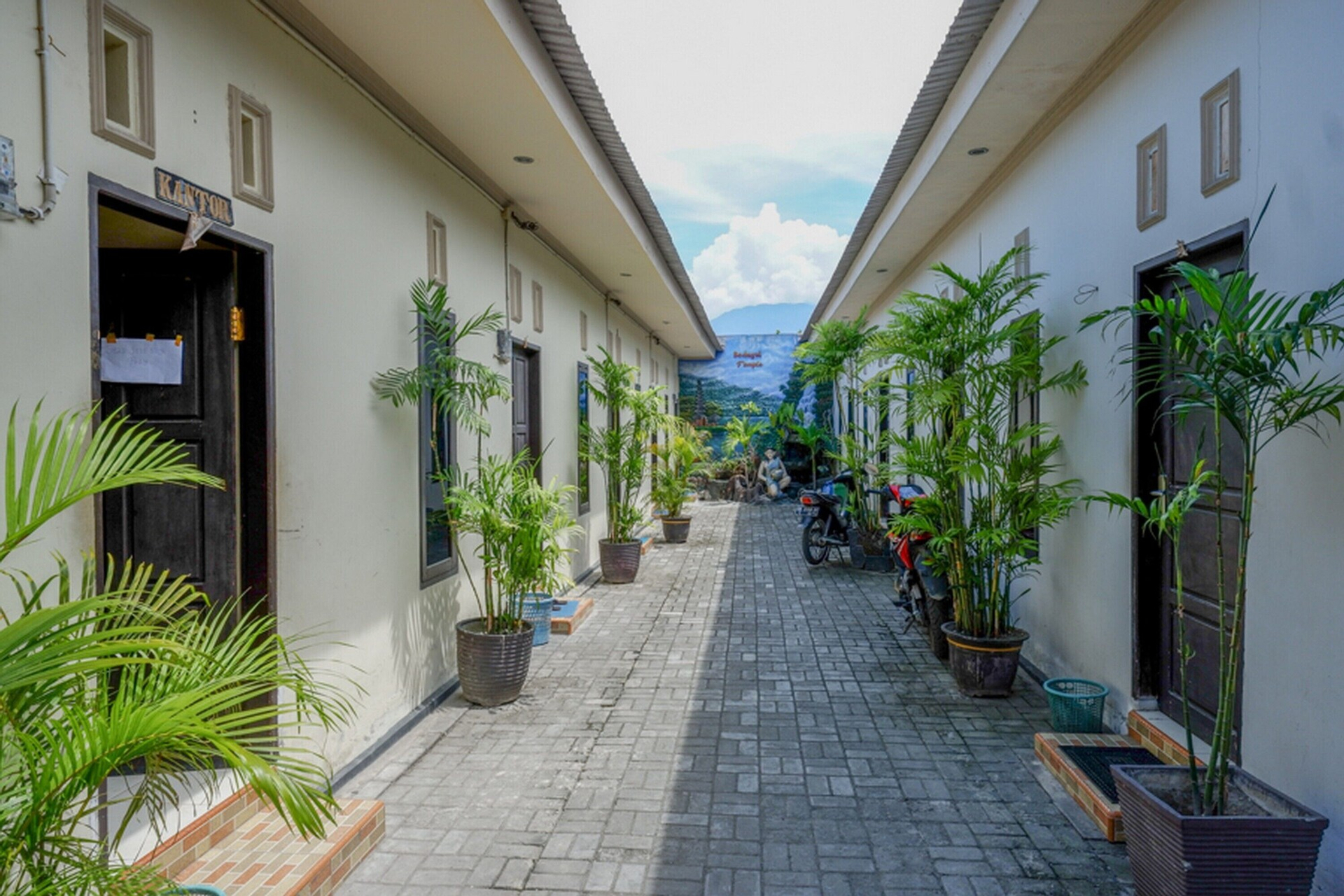 Exterior & Views