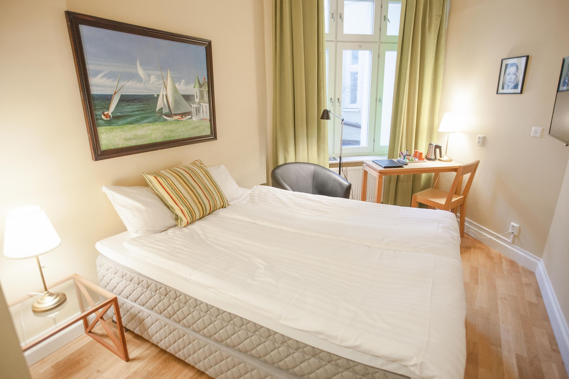 Room with Queen Bed