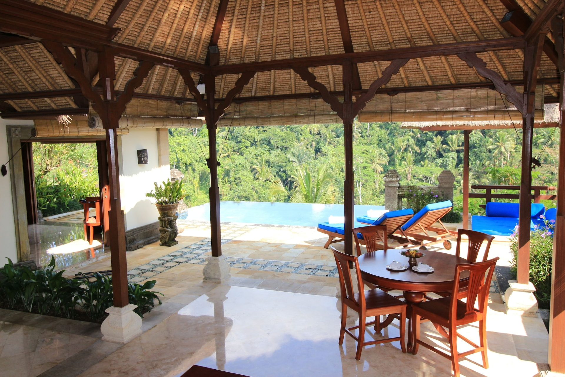 Living area 17