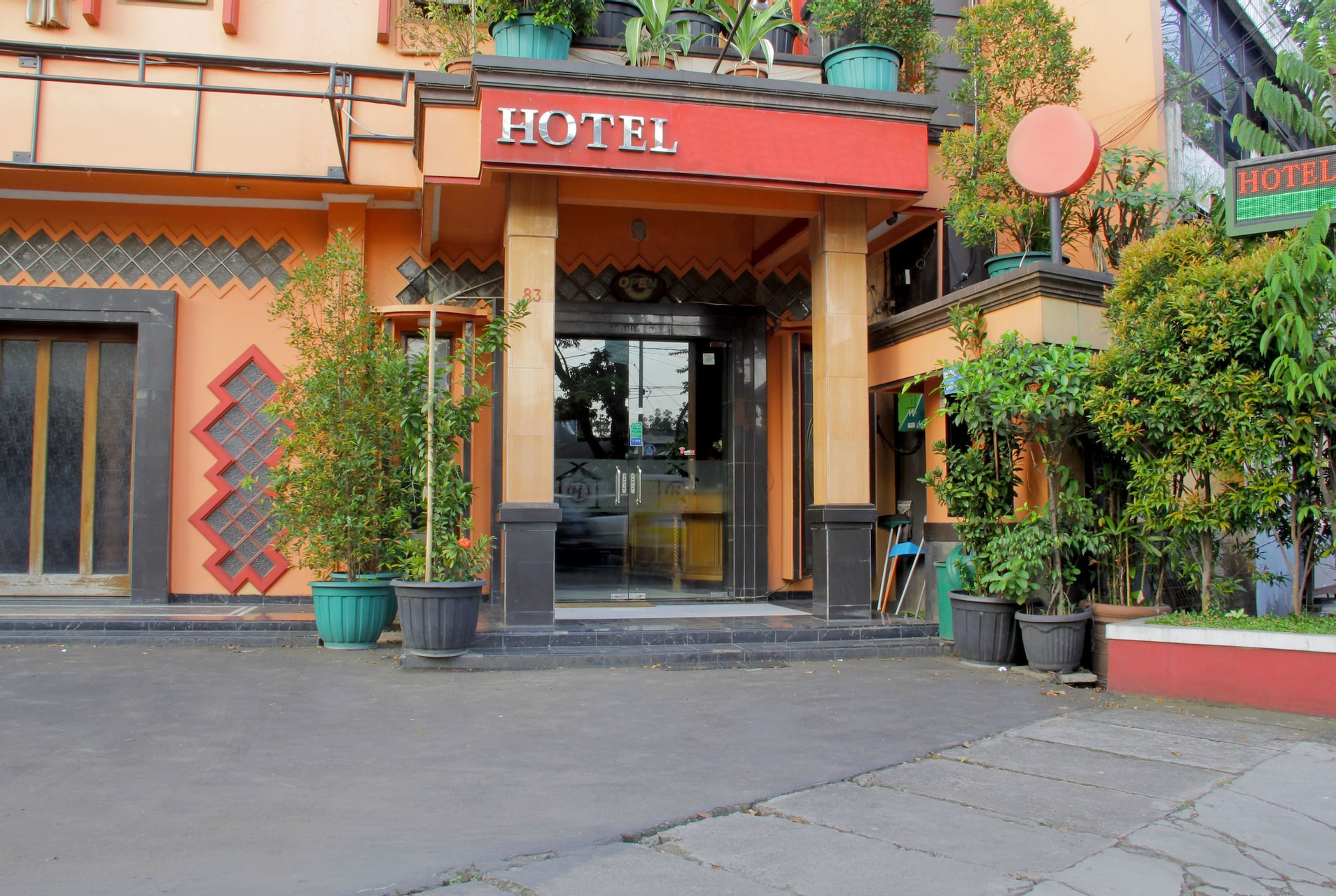 Exterior & Views 2, RedDoorz @ Lodaya, Bandung