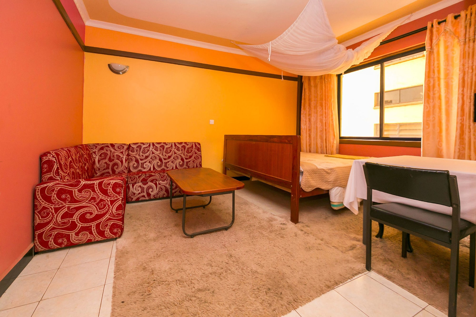Asis Hotel, Kapseret
