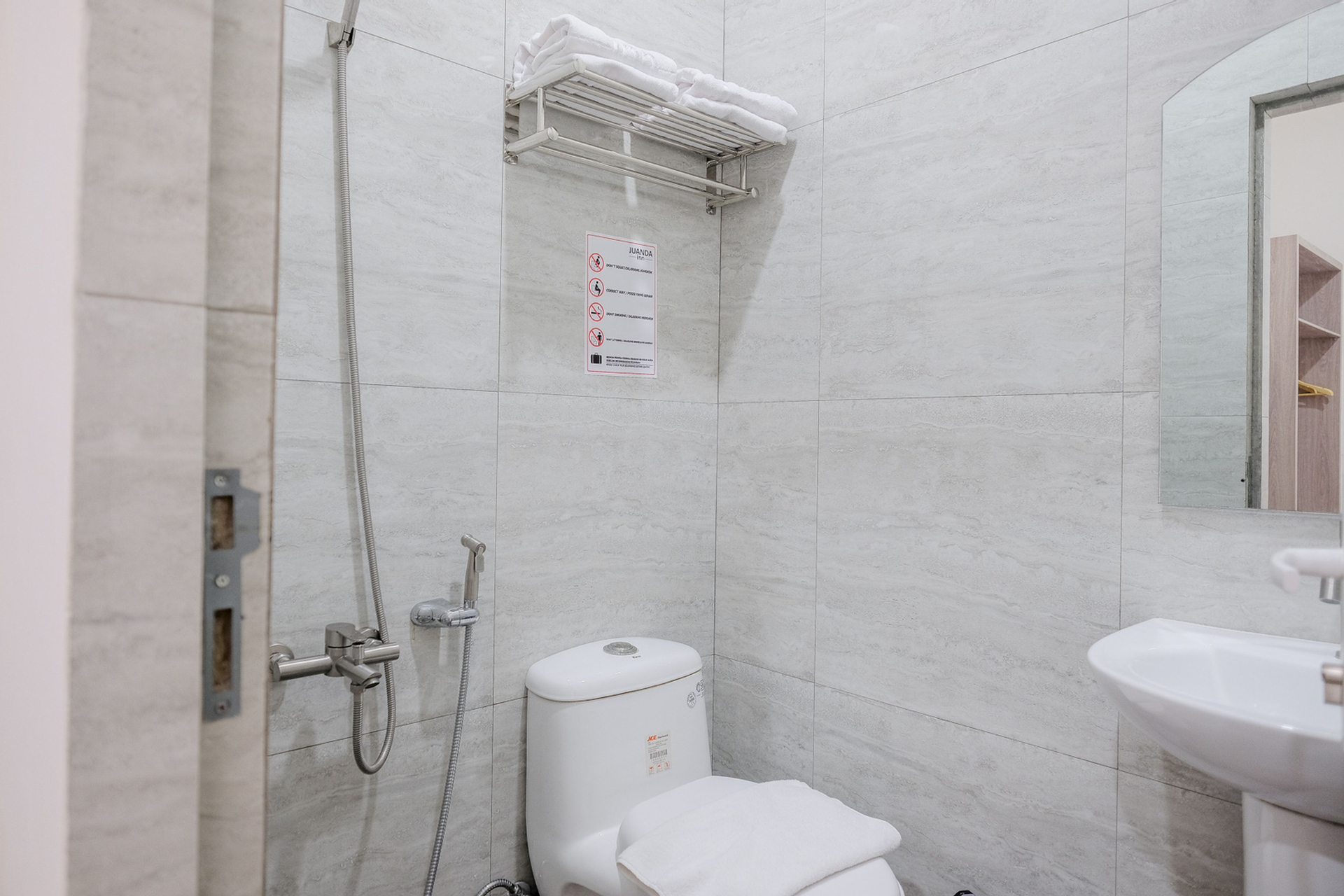 Bedroom 4, RedDoorz Plus @ Jalan Juanda Medan, Medan