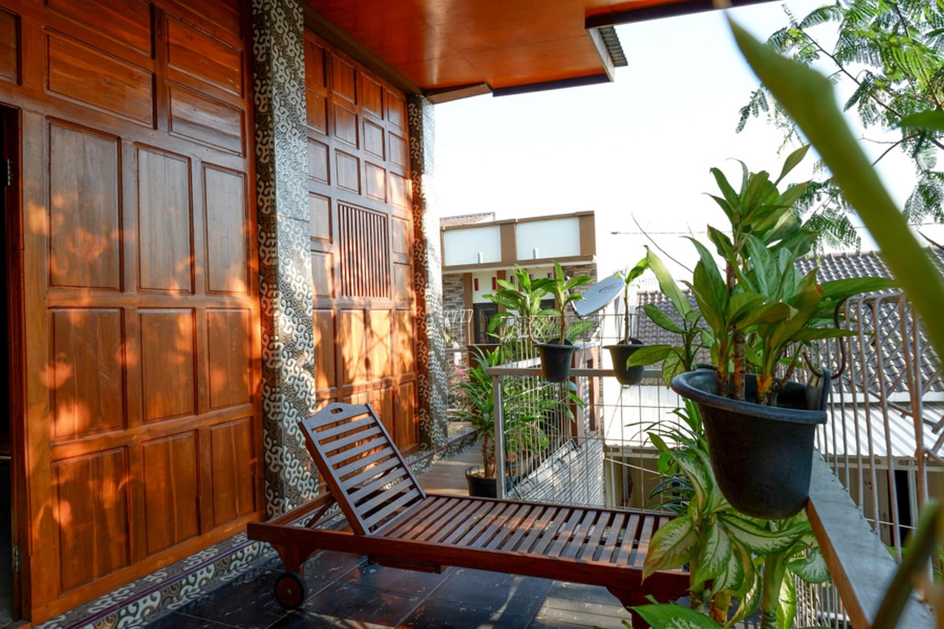 Exterior & Views