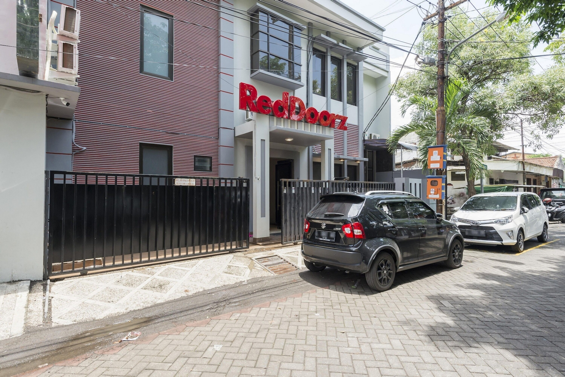 Exterior & Views 2, RedDoorz near Grand City Mall 2, Surabaya