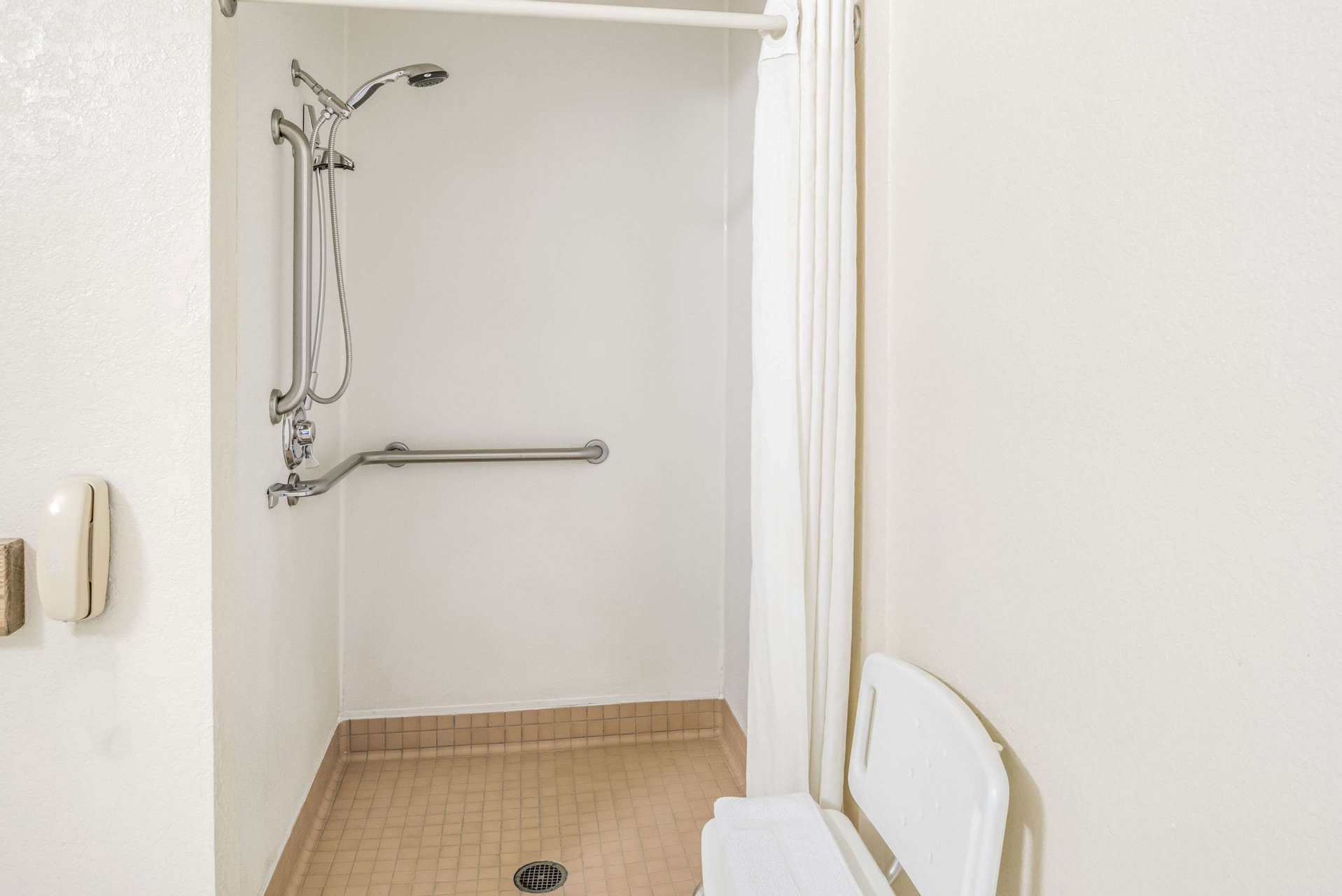 Bedroom 4, Super 8 by Wyndham St. Regis, Mineral