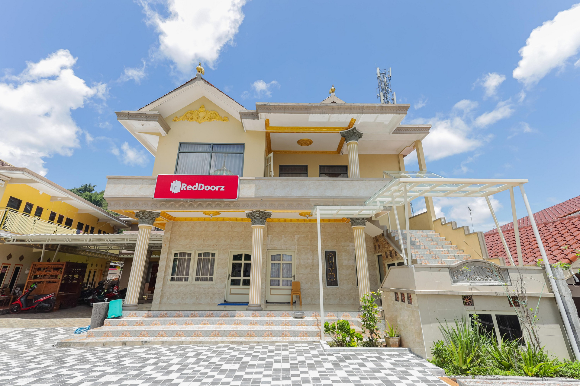 RedDoorz Plus @ Villa Bontes Batu, Malang