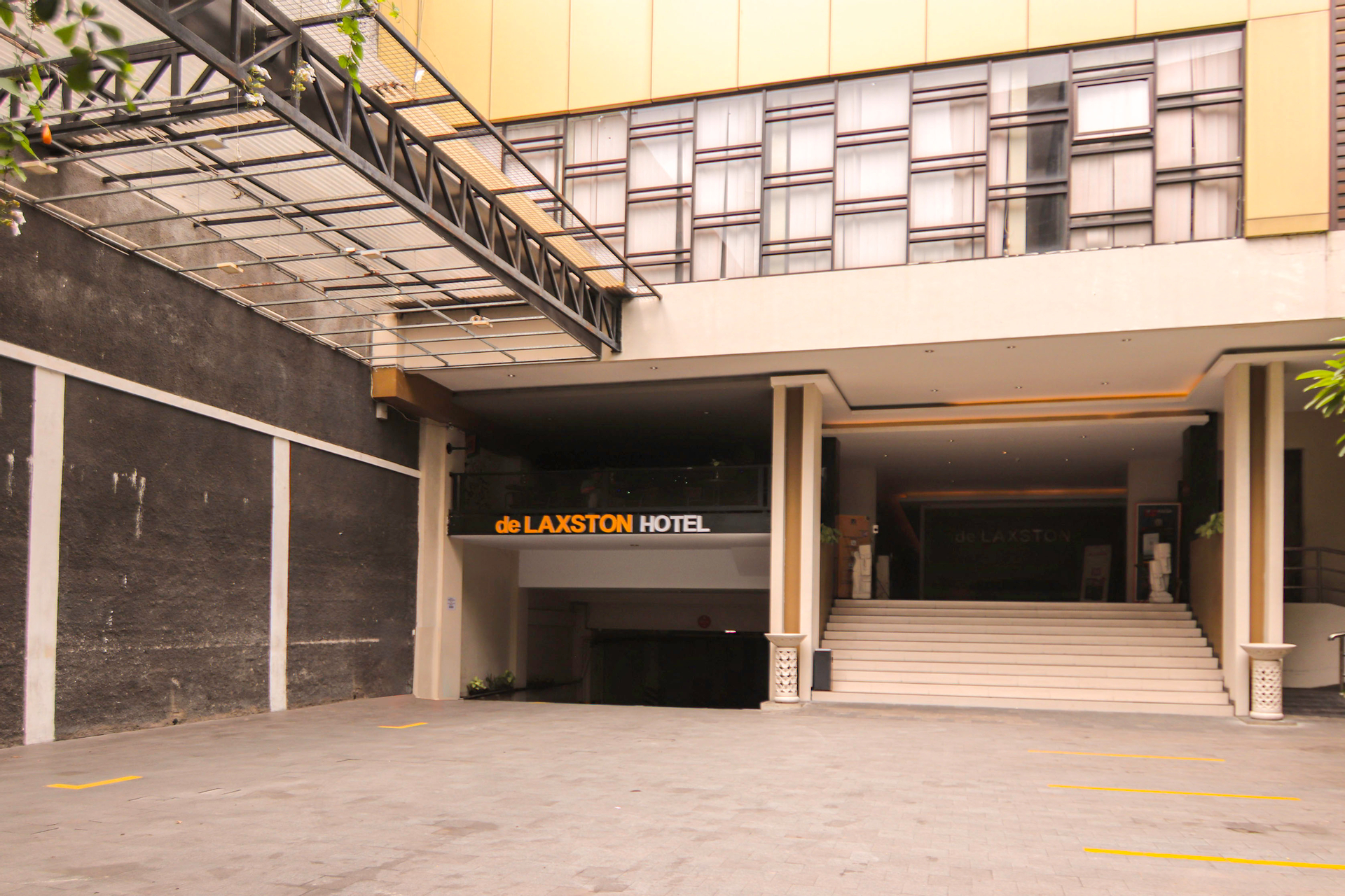 Exterior & Views 2, De Laxston Hotel by Azana, Yogyakarta
