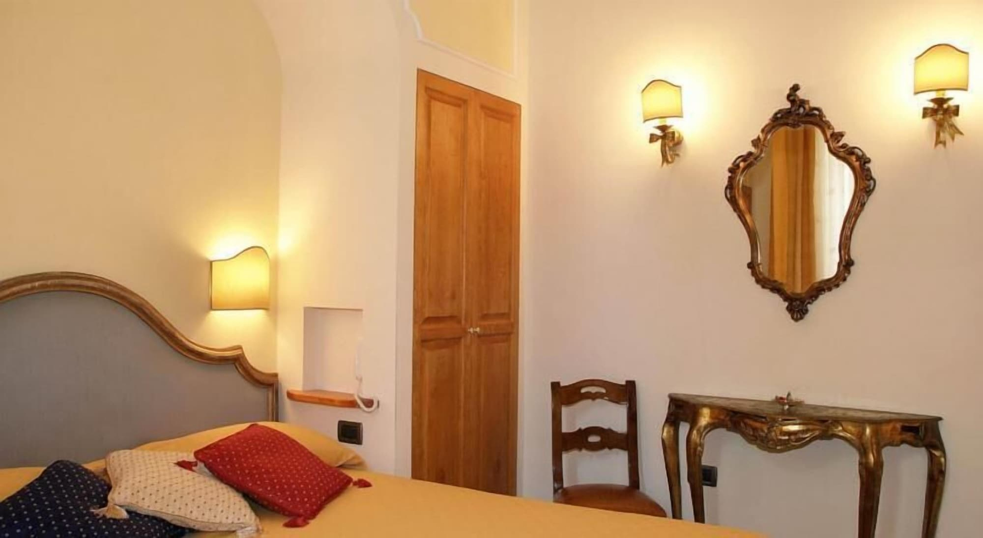 Bedroom 4, Petit Chateau, Pistoia