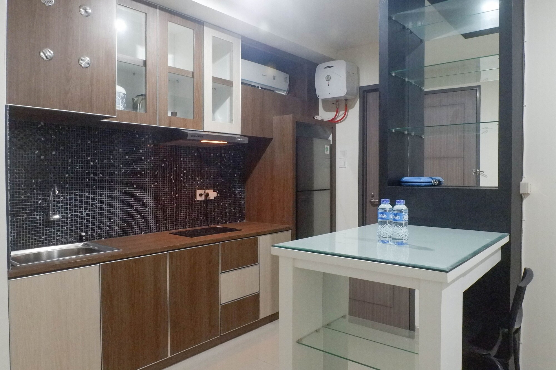 Private kitchen 2, Exquisite 1BR at Praxis Apartment, Surabaya