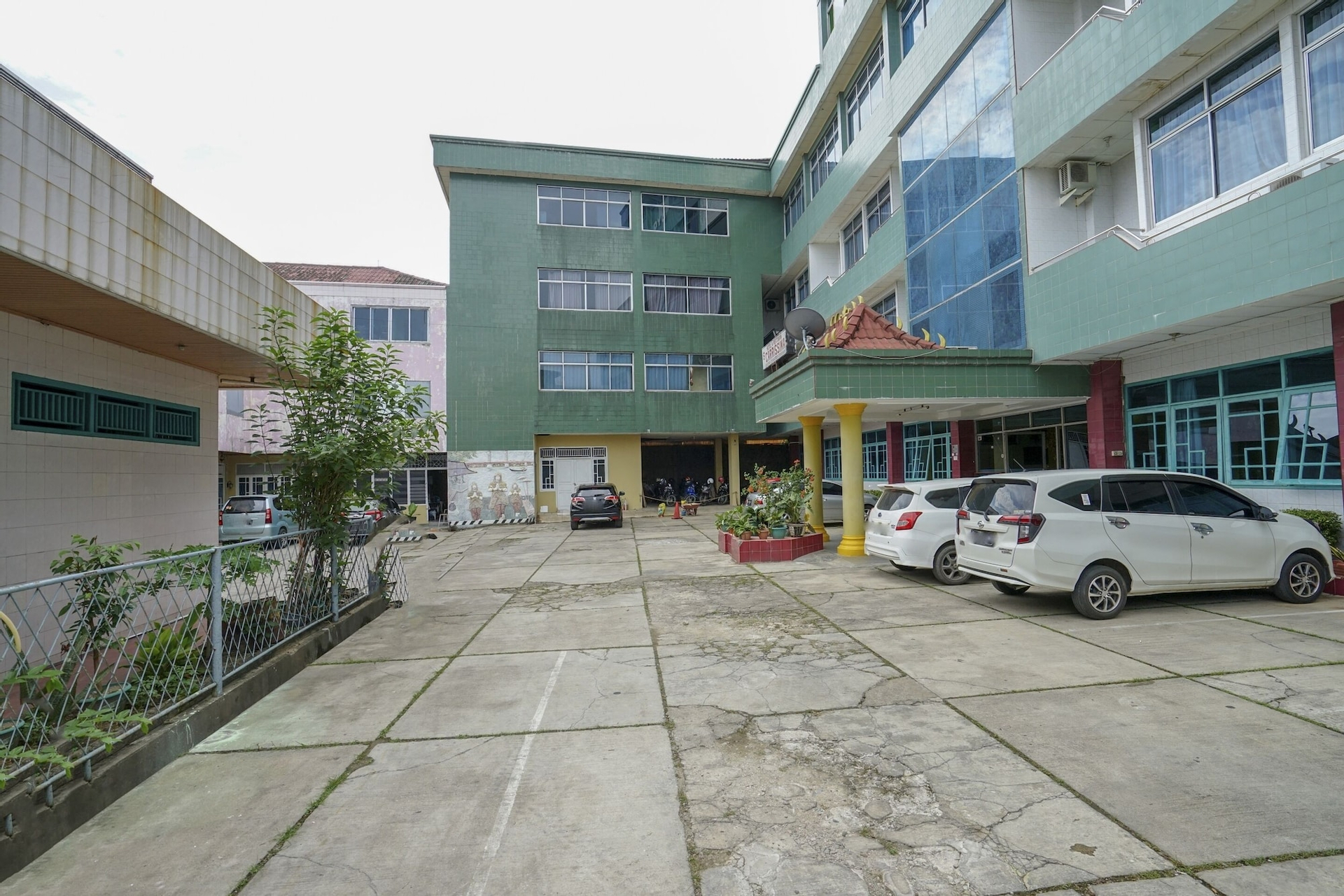 Exterior & Views