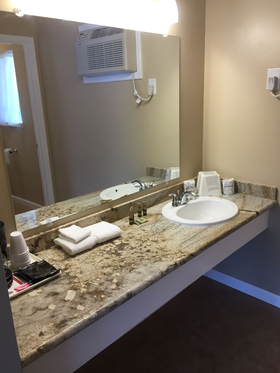 Bathroom amenities 1, Holiday Lodge, Nevada